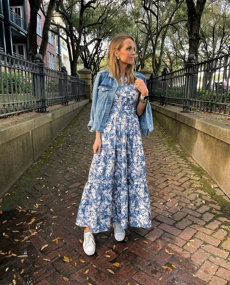 Dresses With Tennis Shoes, Week Of Outfits, Dress And Sneakers Outfit, Fields Of Flowers, Chique Outfit, Look Office, Outfit Primavera, Easter Sale, Skirt And Sneakers