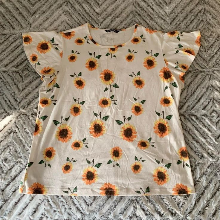 Size Xl Never Worn White Summer Top With Sunflower Print, Casual T-shirt With Floral Print For Day Out, White Summer Shirt With Sunflower Print, White Sunflower Print Shirt For Summer, White Sunflower Print Top For Spring, Casual Daisy Print Tops For Day Out, Trendy Spring Tops With Sunflower Print, Trendy White Top With Sunflower Print, Casual Sunflower Print Tops