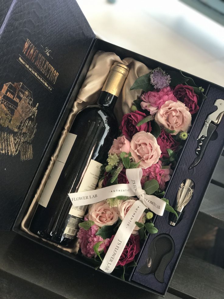 Flower box with wine Wine Arrangement Gift, Wine Boxes Gift Ideas, Wine Bottle Box Ideas, Wine Box Ideas Gift, Wine And Flowers Gift Boxes, Wine Arrangement, Champagne Gift Box, Wine Gift Box Ideas, Boxed Wine