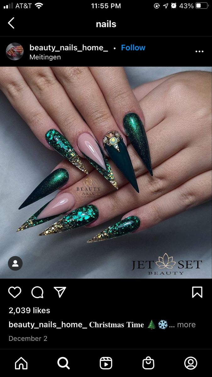 Hunter Green Gold Nails, Dark Green Stilleto Nails Designs, Black Green Glitter Nails, Emerald Green Gothic Nails, Nail Stilleto Ideas Green, Jewel Green Nails, Shades Of Gold Nails, Emerald Green And Gold Nail Ideas, Dark Green Chrome Acrylic Nails