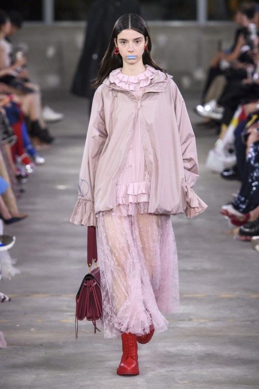 Nadire Atas on Valentino  Valentino Women’s Pre-Fall 2019 Collection – Tokyo Women's Runway Fashion, Mode Rose, Muslimah Outfit, Valentino Women, Tokyo Fashion, Clothing Details, Street Outfit, Fashion Show Collection, Vogue Paris