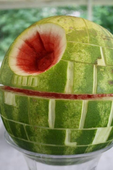 Star wars watermelon carving Star Wars Essen, Star Watermelon, Star Wars Dessert, Star Wars Snacks, Star Wars Baby Shower, Star Wars Theme Party, Star Wars Food, Watermelon Carving, Star Wars Cake