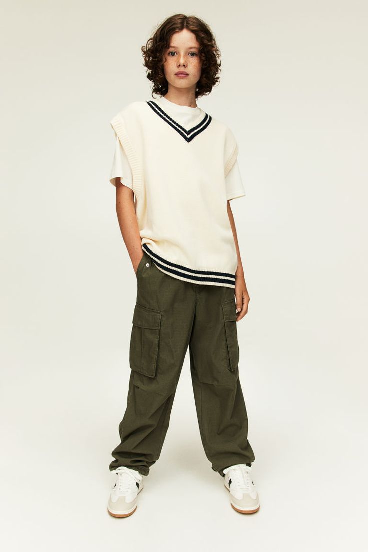 Loose-fit pants in woven cotton fabric. Elasticized waistband and mock fly with snap fastener. Front pockets with flap and concealed snap fastener  leg pockets with flap  and pleats at knees for added width. Straight legs with an elastic drawstring at hems. Casual Wide-leg Pants With Flap Pockets, Casual Fall Bottoms For School, Cotton Cargo Pants For School, School Cotton Cargo Pants, Cotton School Trousers, Cotton Long Pants For School, Cotton School Bottoms With Elastic Waistband, School Pants Made Of Cotton, Sporty Cotton Straight Cargo Pants