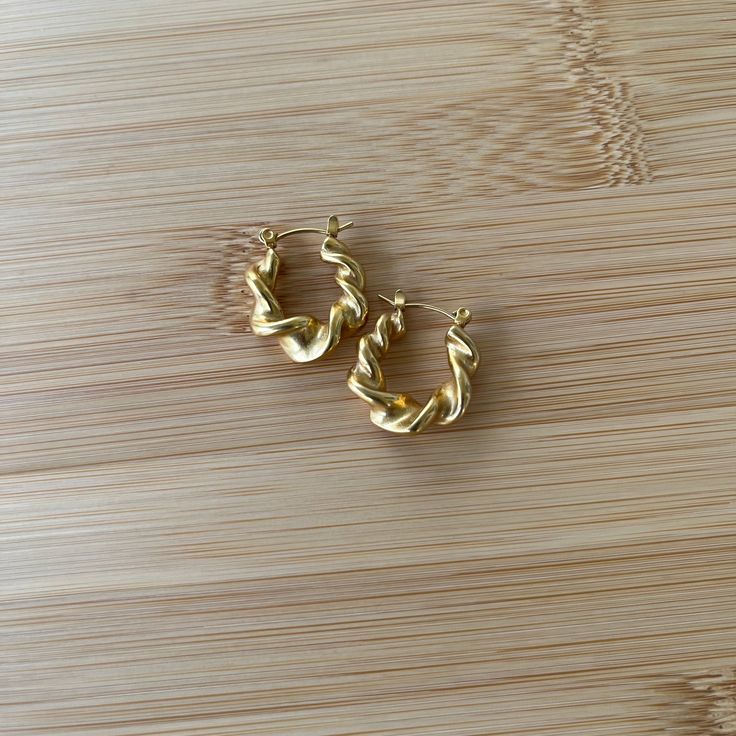 Be the envy of your friends with these gorgeous gold plated twisted hoops! They provide a perfect amount of sparkle to any style - whether you’re dressin’ up or keepin it casual. And believe us, they won't get lost in the fray! (Unless you want them to, of course) 1.5 inch in diameter PVD gold plating over stainless steel