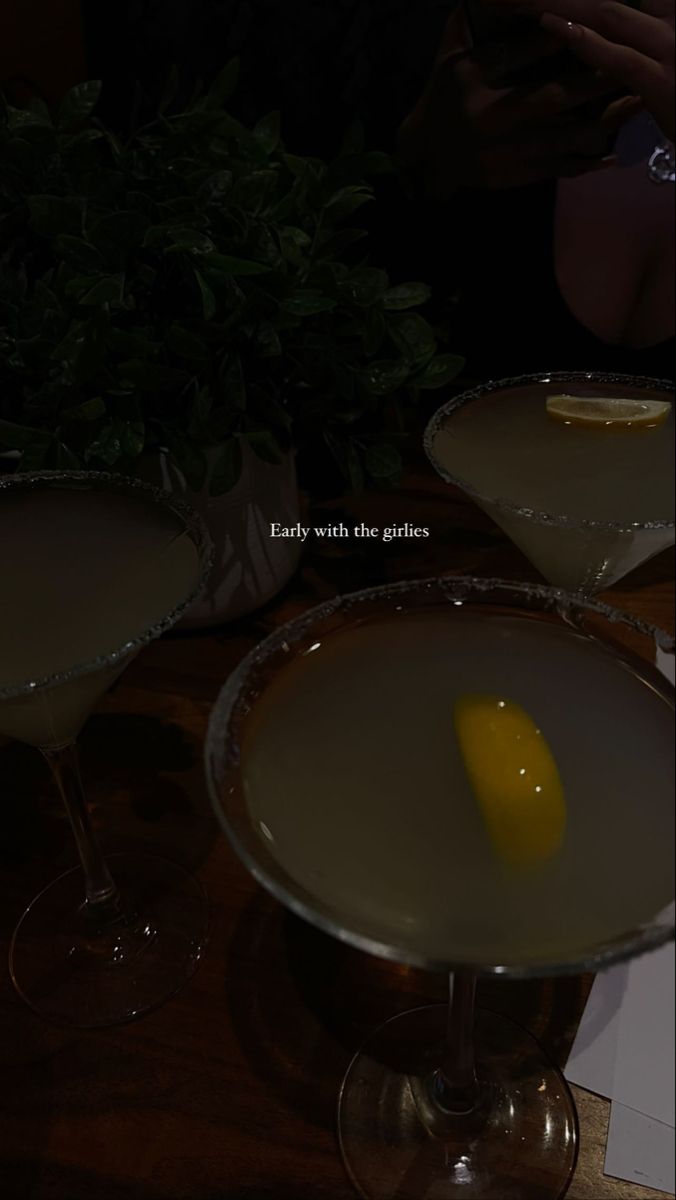 Aesthetic Shots, Cocktail Photos, Wine Photography, Foodie Instagram, Instagram Creative Ideas, Alcohol Aesthetic, Instagram Graphic, Wine Night, Instagram Ideas Post