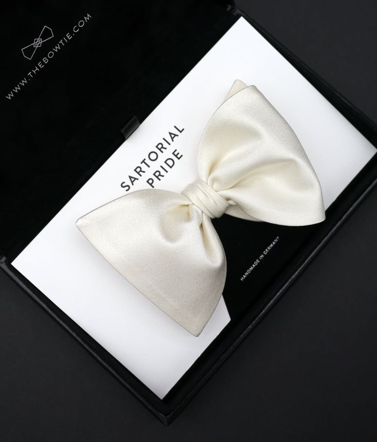 White Tie Event - Move Effortless Within A Formal Context
Elegant and timeless, the white bow tie is the go-to piece for evening formal wear. Matched with a hand-rolled pocket square, it's an instant classic look that never fails to impress. Handmade from the finest silk, this luxurious piece of clothing is a must-have for the true dapper gentleman. White Tie Event, White Bow Tie, Classic Accessories, Silk Bow Ties, Dapper Gentleman, Leather Box, Evening Formal, White Bow, White Tie