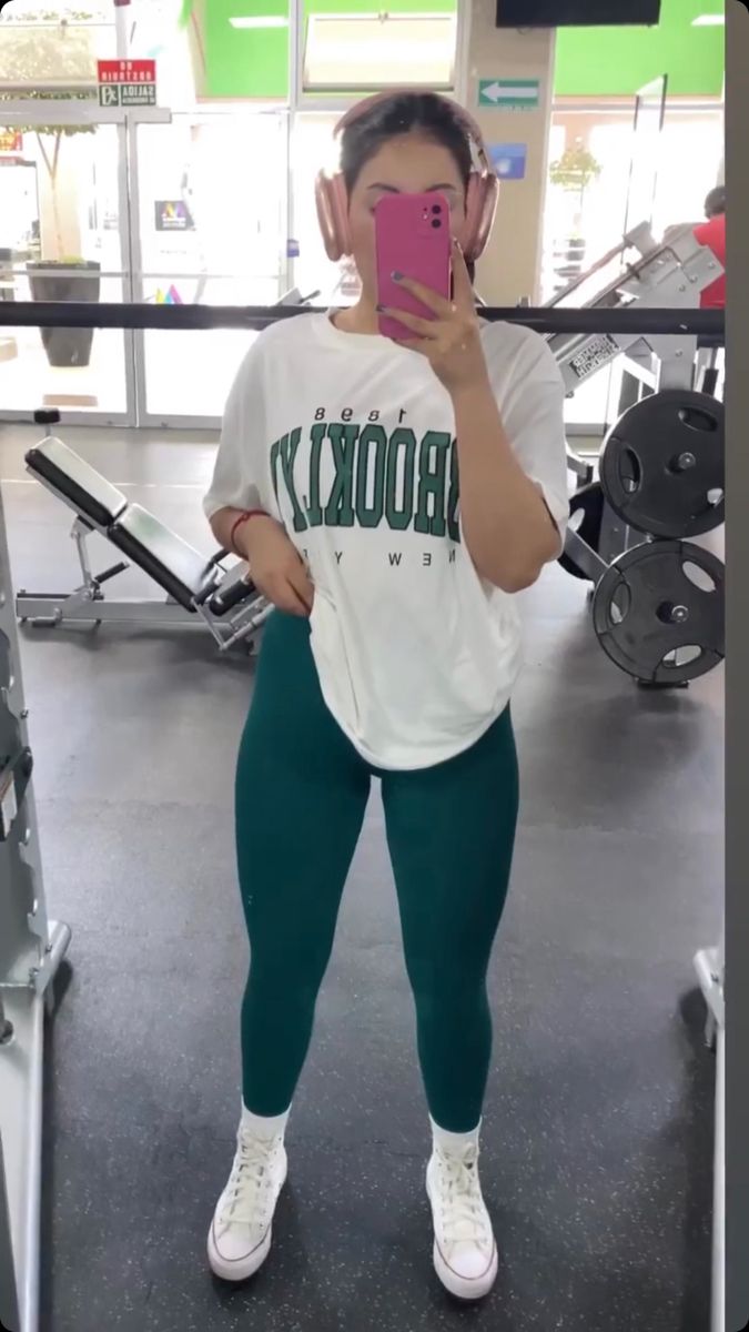 Workout Outfits For Women Mid Size, Gym Outfits For Women Loose Fit, Trendy Gym Outfits For Women, Plus Size Work Out Outfits, T Shirt Gym Outfit, Mid Size Gym Outfit, Gym Outfits For Women Plus Size, Gym Outfits Black Women, Gym Outfit Plus Size