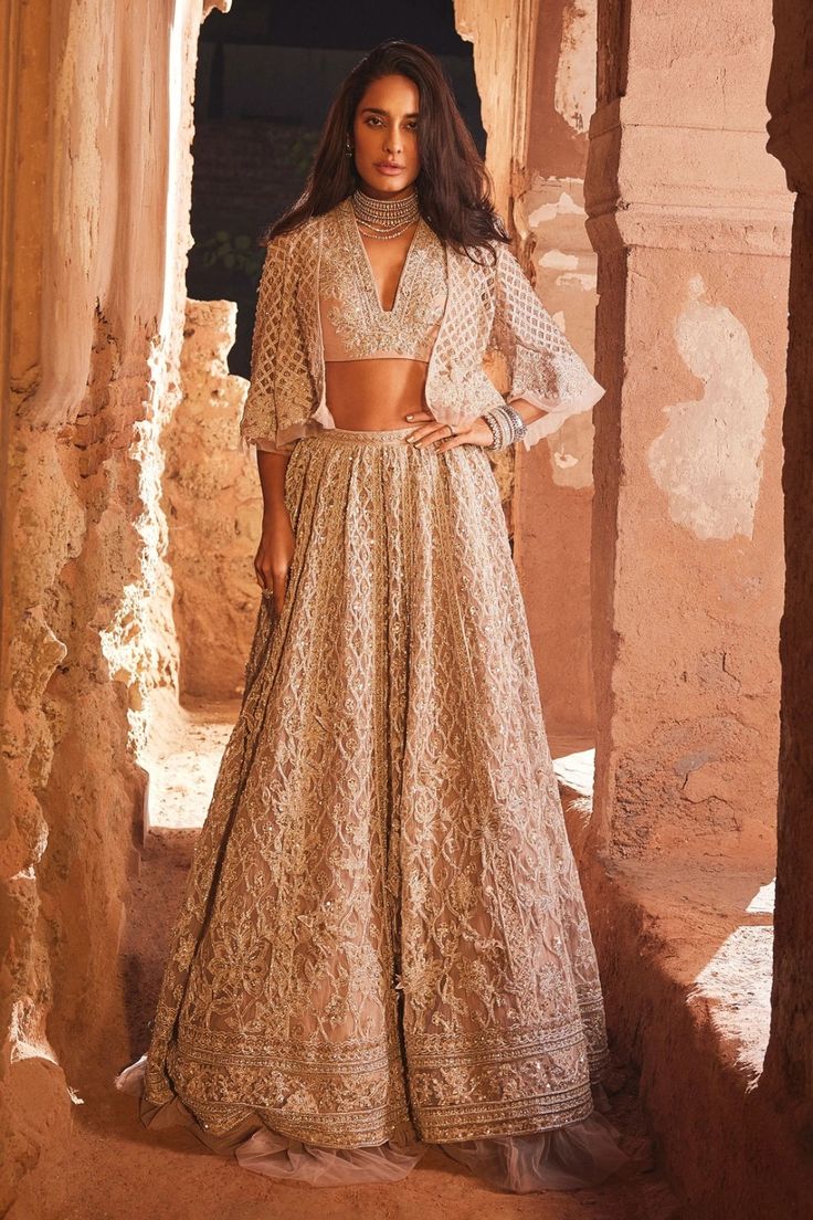 Women's Day Appealing Collections Peach Indian Outfit, Fashion Lehenga, Blouse Organza, Cape Lehenga, Ridhi Mehra, Gold Lehenga, Indian Bridesmaid Dresses, Embroidered Cape, Sangeet Outfit