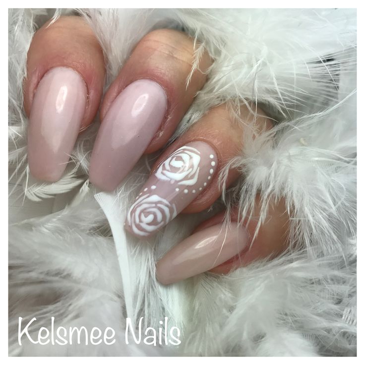 Acrylic nails with white flowers White Almond Nails With Flower Design, White Roses Nails, White Rose Nail Design, Nails Roses Design Flowers, White Rose Nails, White Acrylic Nails With Design, Nails With White Flowers, Acrylic Nails With White, Nails With Roses