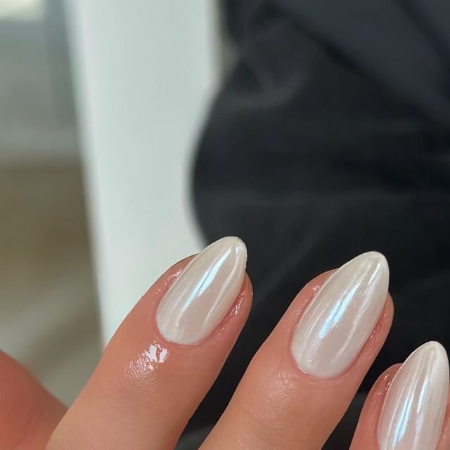 yaletownclaws on Instagram: "Vanilla chrome, the perfect wedding nails !!! . Gel X full set using @apresnailofficial . . . . . .  #vancouver #yvr #nail #nails #nailsart #nailssalon #salon #spa #vancouverbeautyblogger #trending #mountpleasant #burnaby #northvancouver #kitsilano #westcoast #summertrends #la #vancouveraesthetic" Gel Nails Ideas Chrome, Summer Wedding Nails Bridesmaid, Nude Chrome Nails Almond, Milky Chrome Nails, Hen Do Nails, Vanilla Chrome Nails, Summer Nails Chrome, Vanilla Nails, Chrome Nail Colors