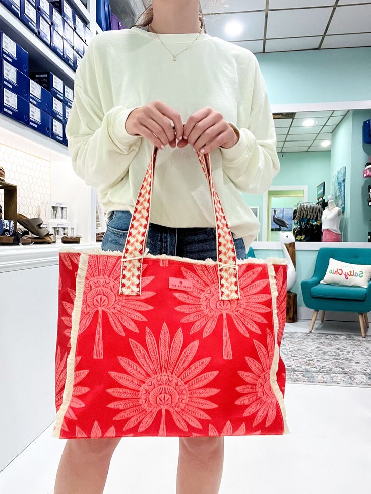 Introducing the Spartina Beach Tote in Palmetto Frond, the ultimate blend of functionality and luxury. Crafted with water resistant material, this tote is perfect for beach days or everyday use. Stay protected while looking effortlessly chic. Chic Beach Bag With Removable Pouch For Vacation, Chic Lightweight Beach Bag For Travel, Canvas Shoulder Bag For Beach, Summer Red Beach Bag For Daily Use, Red Summer Beach Bag For Daily Use, Beach Canvas Shoulder Bag, Cotton Beach Bag For Everyday Use On Vacation, Red Beach Bag With Double Handle For Summer, Beach Shoulder Bag In Cotton