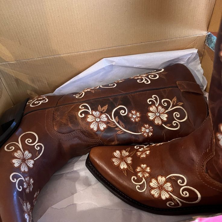 Brand New Leather Boots Never Worn Country Boots Women, Cool Cowboy Boots, Cowgirl Boots For Women, Lovely Wallpapers, Matisse Boots, Wedding Cowboy Boots, Womens Cowgirl Boots, Vintage Cowboy Boots, Swift Tour