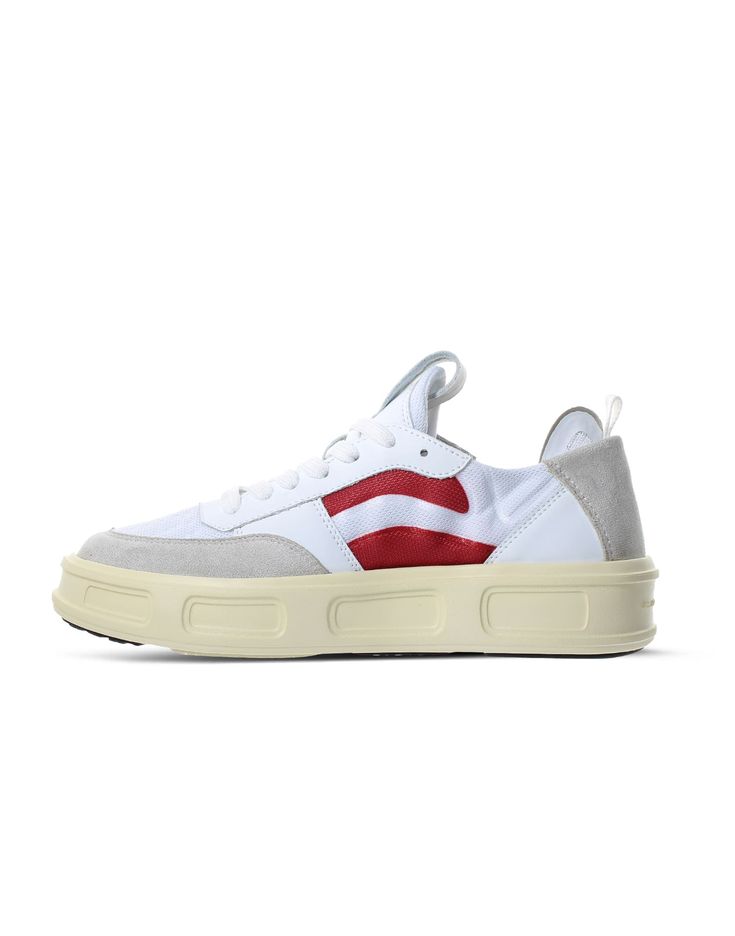 The novelty of the SS23 at Fessura is called REFLEX® Sport. A sneaker made in RCY recycled leather and soft canvas, in this case in the white version with contrasting inserts. The removable insole is in cork for greater breathability, the contrasting details on the heel and toe are in soft camois. The sole is in bone-colored Eva with two-tone rubber details. It is a flexible, soft and light sneaker for leisure time, suitable for long walks for comfort ensured by the REFLEXSYSTEM® technology whic Light Sneakers, Bone Color, Modern Shoes, Innovative Fashion, Long Walks, Leisure Time, Recycled Leather, Sneaker Wedge, Luxury Retail