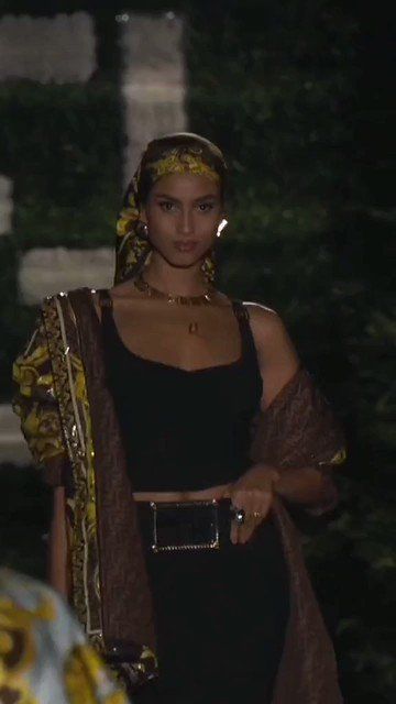 Runway Model Aesthetic, Fashion Show Videos, Fashion Dream Job, Rihanna Outfits, Models 90s, Model Runway, 90s Runway Fashion, Runway Fashion Couture, Versace Fashion