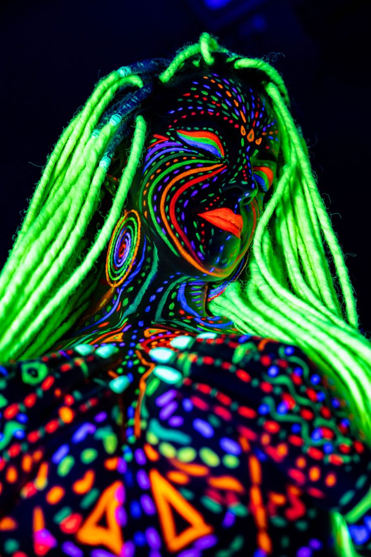 Uv Body Painting, Blacklight Makeup, Blacklight Painting, Neon Face Paint, Uv Photography, Avant Garde Photography, Uv Makeup, Festival Paint, Light Makeup Looks