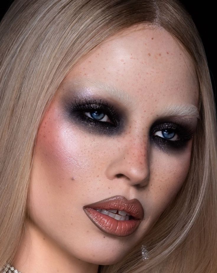 Goth Editorial Makeup, Goth Editorial, Runway Makeup Looks, Messy Makeup, Face Paint Makeup, Chic Makeup, Alternative Makeup, Runway Makeup, Dope Makeup