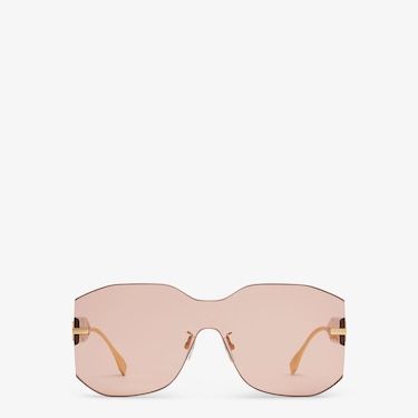 Rectangular Fendigraphy shield sunglasses inspired by the Hobo bag. Temples with in-line gold-coloured metal Fendi maxi lettering. Pink lenses. Adjustable nose pads. Made in Italy. One Size Pink Fendi, Green Shield, Fendi Logo Design, Pink Lenses, Fendi Store, Elegant Scarves, Fendi Logo, Metal Models, Shield Sunglasses