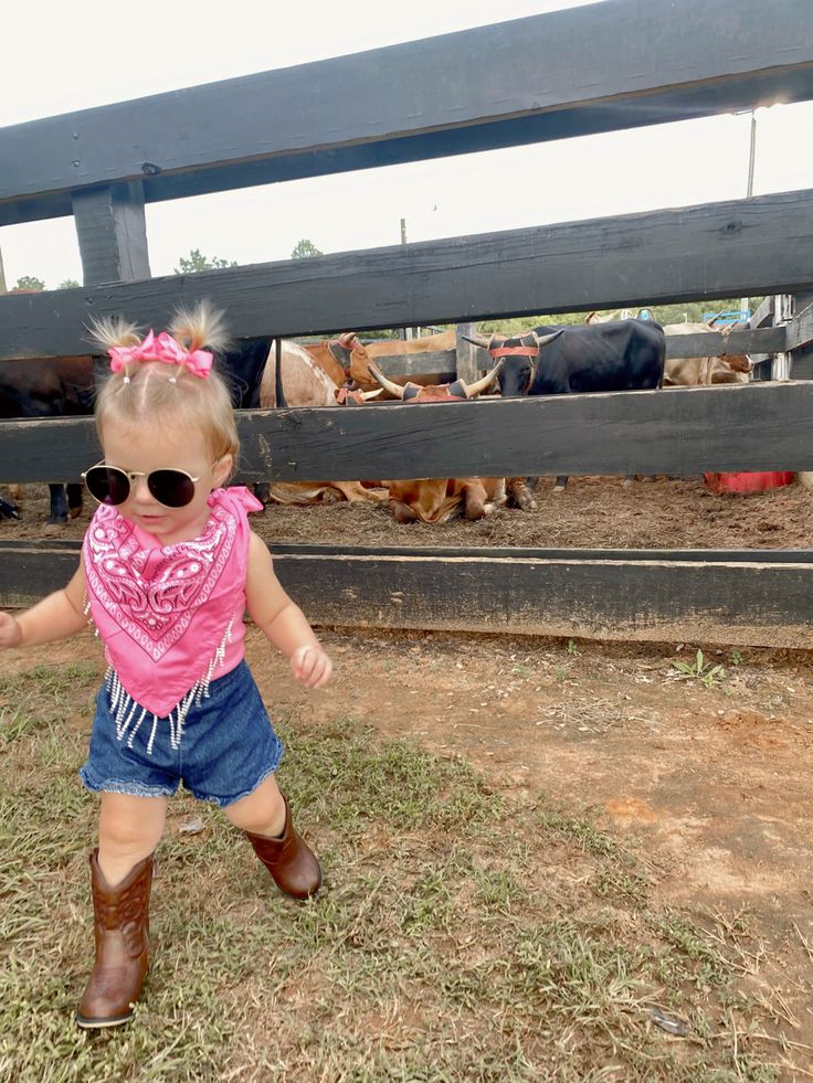 First Rodeo Birthday Party Girl Outfit, Western Birthday Outfit, Cowgirl Birthday Outfit, Cowgirl Birthday Cakes, Baby Cowgirl Outfits, Toddler Cowgirl, Baby First Birthday Themes, Rodeo Birthday Parties