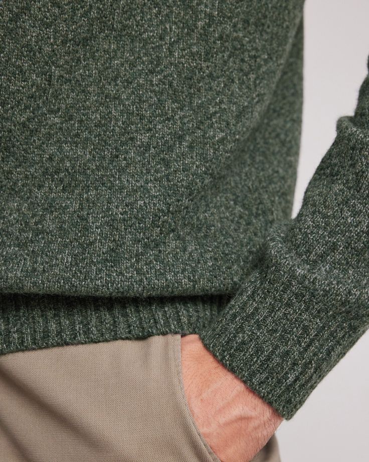 Men's round-neck sweater in extra-fine recycled wool with ribbed cuffs, collar and waistband.