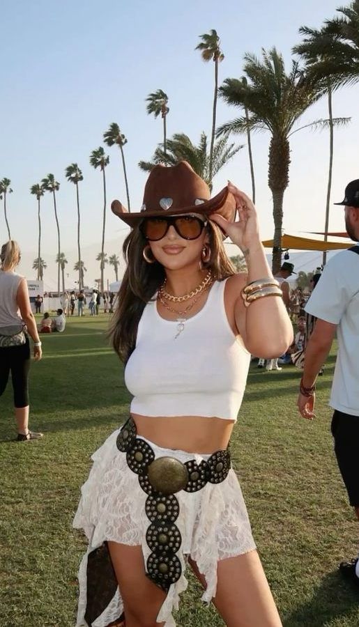 Looks com Saia de Renda, Camiseta ou Camisa: A Nova Febre Fashion 33 Coachella Outfits 2024, Cowgirl Outfits Concert, Boho Cowgirl Outfit, Country Party Outfit, Cowgirl Festival Outfit, Outfit Lollapalooza, Luke Combs Concert Outfit, Boho 2024, Modern Cowgirl Outfits