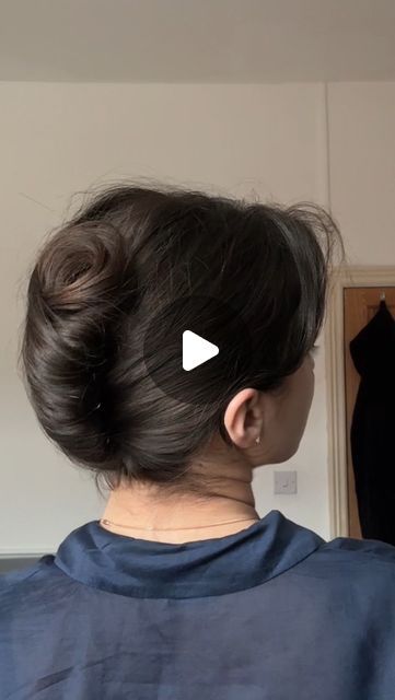 French Twist Pin Tutorial, French Twist Fine Hair, French Twist Updo Tutorial Long Hair, How To Do A French Twist On Yourself, French Twist Updo Tutorial Short Hair, How To Do French Twist, French Bun Tutorial, Short Hair French Twist, French Twist Updo Short Hair