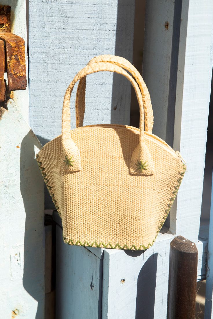 Kaki and natural raffia bag. The Gigi is your best ally for all occasions ! As a beach bag, a city basket or an evening purse to dress up your outfit, the Gigi is fit for all occasions and for all women. This trendy raffia bag is handmade in the purest tradition of raffia weaving. Carry by hand or at the shoulder, it is therefore the perfect fashion accessory ! But that's not all ! The Gigi aims to embellish your daily life every season with positivity and kindness throughout lithotherapy. That' Palm Leaf Basket Bag, Chic Straw Bag For Market, Traditional Straw Bag For Shopping, Eco-friendly Crochet Palm Leaf Bag, Chic Straw Tote Bag For Market, Chic Market Straw Tote Bag, Chic Natural Fiber Straw Bag For Market, Natural Straw Bag Fair Trade, Natural Straw Fair Trade Bag