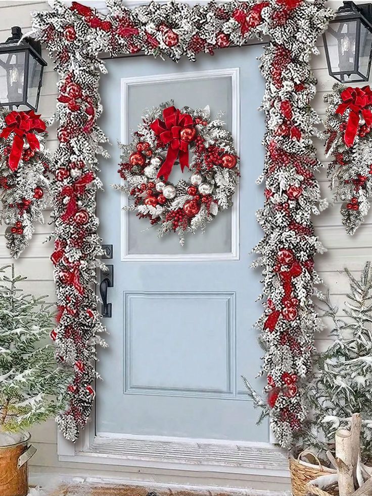 Red Door Christmas Decor, Foyer Christmas Decor Entryway, Foyer Christmas Decor, Rustic Christmas Wreaths, Burgundy Home Decor, Diy Christmas Door, European Holiday, Swag Christmas, Front Door Christmas