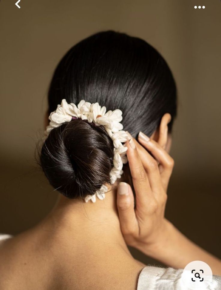 White Flower Hairstyle Indian, Hair Accessories Trend 2023, Gajra In Hair Aesthetic, Gajra In Hair, Hair Styles With Flowers, Hairstyles For Students, Flowers In Hair Aesthetic, Flowers In Hair For Wedding, Flower On Hair