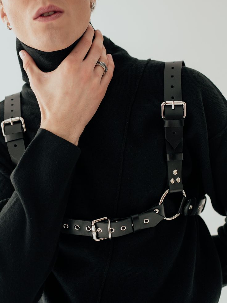 Introducing the iconic Bulldog harness - a bold and robust accessory that exudes both style and strength. Adorned with detachable chains, this versatile piece can be worn with buckles facing front or back, offering multiple styling options. Make a statement with the Bulldog - the ultimate fusion of fashion and power. Body Harness Outfits, Belt With Chain, Leather Suspenders Men, Harness Outfit, Chest Belt, Harness Fashion, Leather Suspenders, Buckles Fashion, Androgynous Fashion