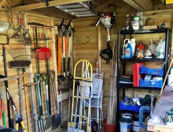 there are many different tools in the garage