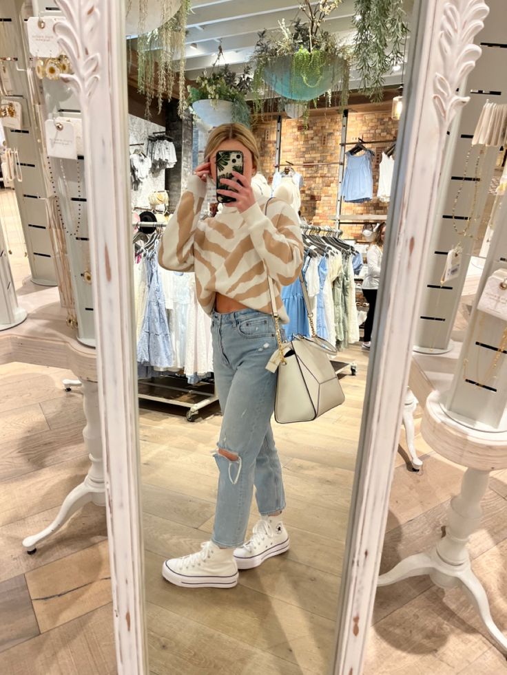 Mom Jeans And High Top Converse, Outfits With Pink Converse High Tops, Converse Cream Outfit, Outfits With Beige Converse, Outfits High Top Converse, Outfits W Converse, Outfit Ideas With White Converse, Hightop Converse Outfits, How To Style White Converse