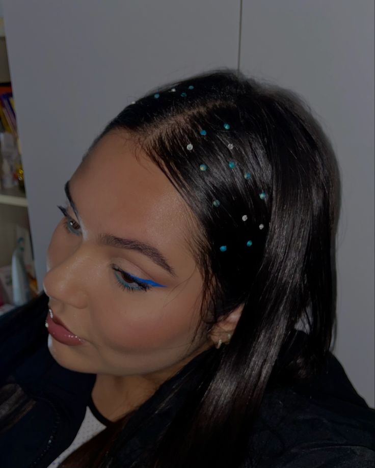 Bedazzle Hairstyle, Gems In Hair, Glitter Hairstyles, Bedazzled Hair, Billie Concert, Cute Hairstyle Ideas, R Style, Gem Hair, Hairstyle Ideas Easy