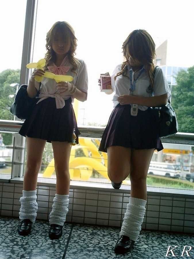 Kogal Gyaru, School Uniform Girl, Loose Socks, School Uniform Fashion, Girls In Mini Skirts, Gyaru Fashion, Japanese School, Uniform Fashion, School Uniforms