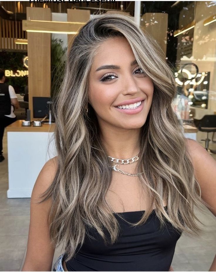 Full Balayage Brunettes Blondes, Black Hair With Blonde Highlights, Blonde Shades, Dimensional Brunette, Rambut Brunette, Brunette Hair With Highlights, Fall Blonde, Brown Hair With Blonde Highlights, Brunette Balayage Hair