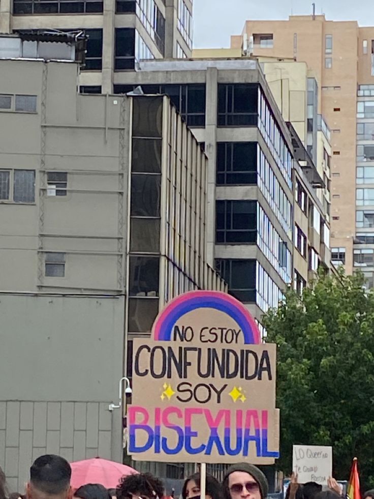 a group of people standing in the street holding signs that read no estoy confundia soy dioscual