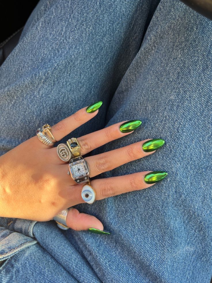 Winter Nail Ideas Coffin, Brat Green Nails, Brat Summer Nails, Chrome Colored Nails, Green Chrome Nails Designs, Winter Chrome Nails, Chrome Green Nails, Brat Nails, Green Chrome Nails