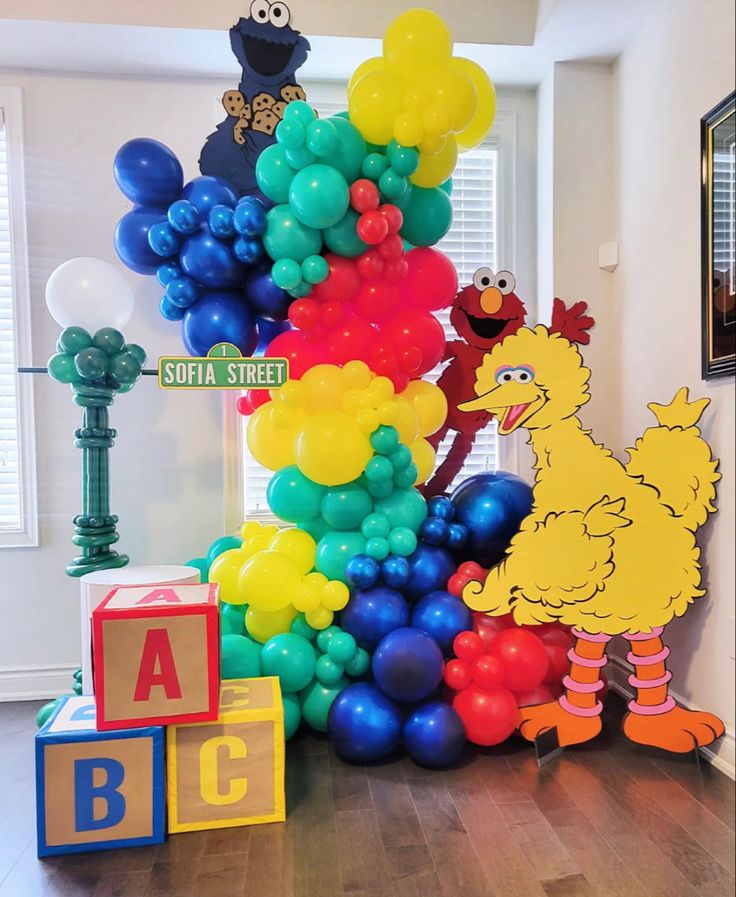 the sesame street balloon arch is decorated with balloons