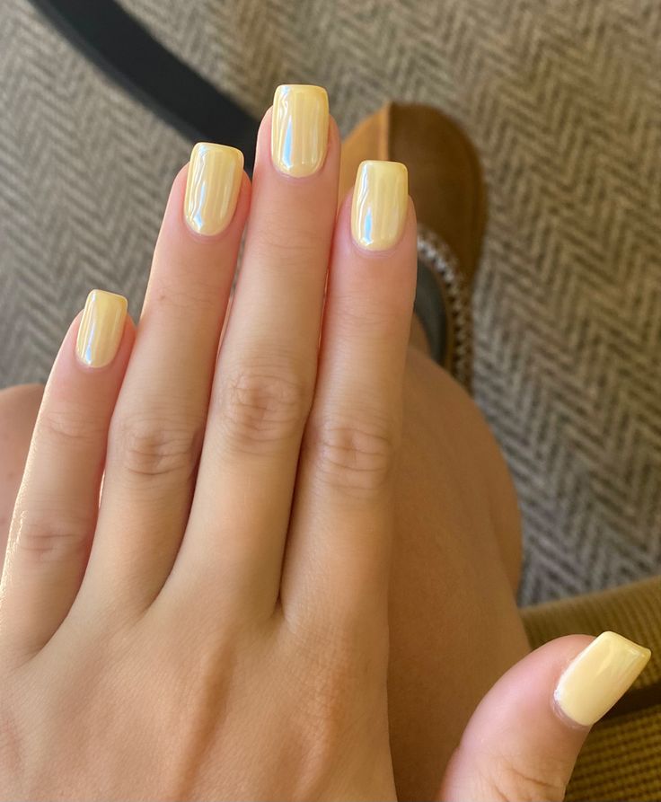 Yellow Chrome Nails, Acrylic Nail Colors, Nude Baddie Nails, April Nails Ideas, Yellow Chrome, April Nails, Summery Nails, Basic Nails, Casual Nails