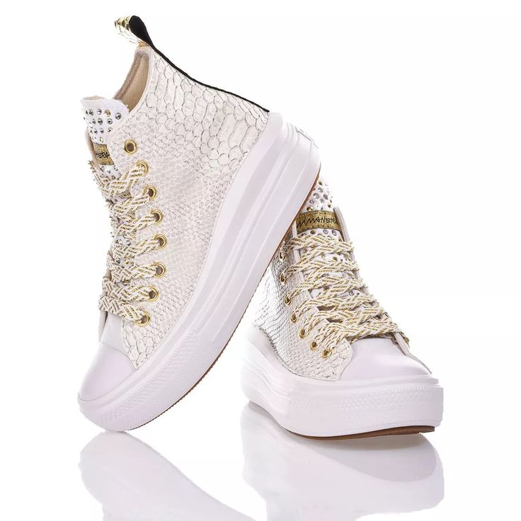 Converse Move Gold Skin, high-top shoe with a platform covered in beige python fabric on the sides, to bring light to your feet, a gold tongue, and a bright gold reptile print fabric on the back. This women's sneaker will illuminate every step you take. Converse Move Gold Skin will be supplied with gold laminated laces and its original white ones. Gold High-top Sneakers With Round Toe, Gold Leather High-top Sneakers, Gold Platform Sneakers With Round Toe, Converse Move, White Platform Converse, Gold Skin, High Top Shoe, Platform Converse, Stella Mccartney Bag