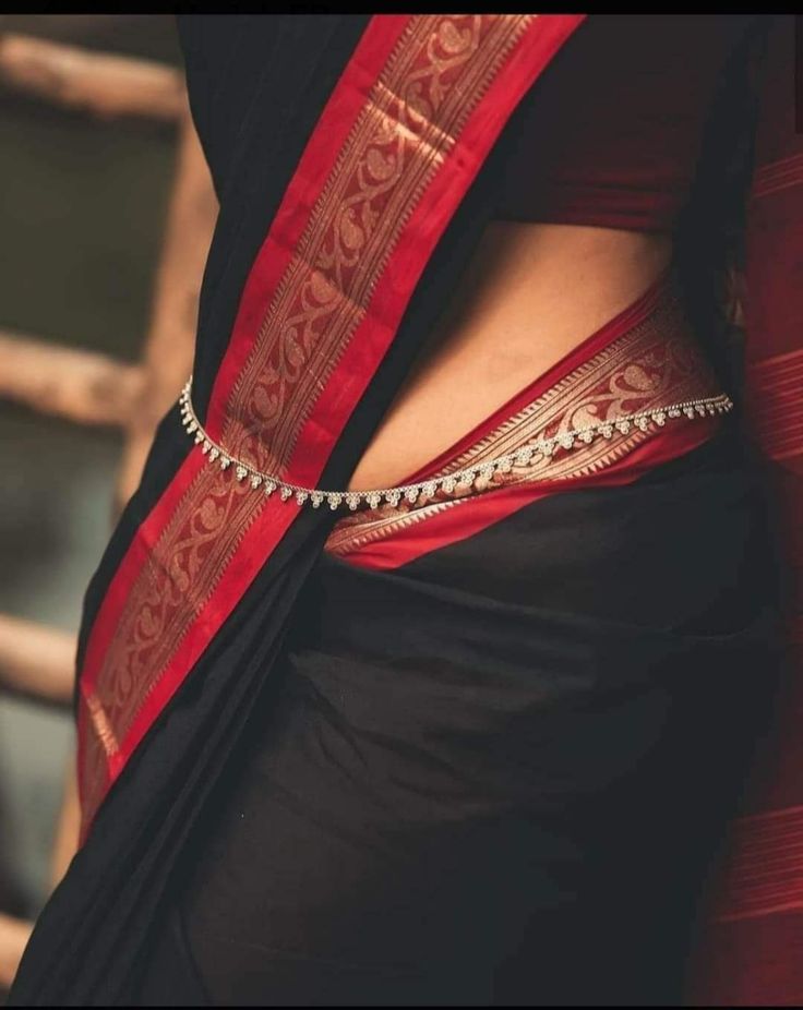 Black Saree Traditional, South Indian Saree Aesthetic, Black Saree Aesthetic, Core Aesthetics, Saree Wearing, Sarees For Girls, Saree Wearing Styles, Simple Saree Designs, Saree Poses