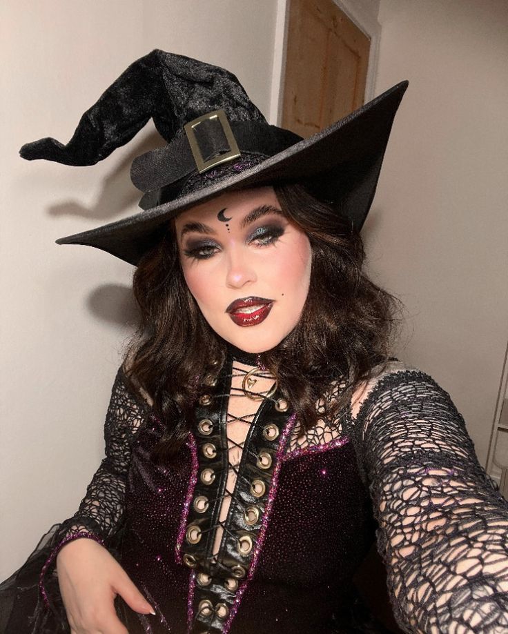 Simple halloween makeup idea | dark witch, swamp witch, witch makeup. Follow me on ig/tiktok & on pinterest @isabellekategm for more makeup tips & ideas :) Halloween Makeup Dark, Simple Witch Makeup, Simple Halloween Makeup, Maquillage Halloween Simple, Swamp Witch, Easy Halloween Makeup, Makeup Dark, Witch Makeup, Dark Witch