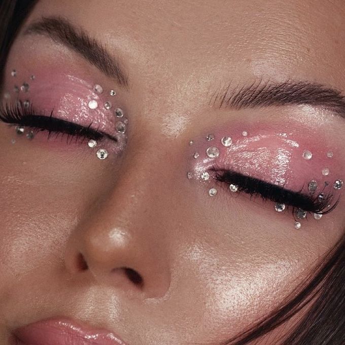 Pink Eye Makeup Euphoria, Pink Makeup Euphoria, Pink Party Makeup, Pink Euphoria Makeup, Sparkly Makeup Looks, Pink Rhinestone Makeup, Pink Sparkly Makeup, Euphoria Makeup Aesthetic, Birthday Party Makeup