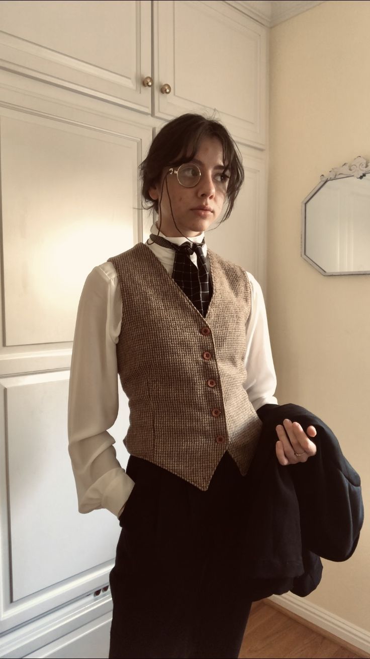 Business Professional Outfits Aesthetic, Whimsical Academia Outfits, Archivist Aesthetic Outfit, Tomboy Suits For Women, Narrator Outfit, Poet Aesthetic Outfits, Pretty Outfits Aesthetic, Dark Academia Suit, Narrator Costume