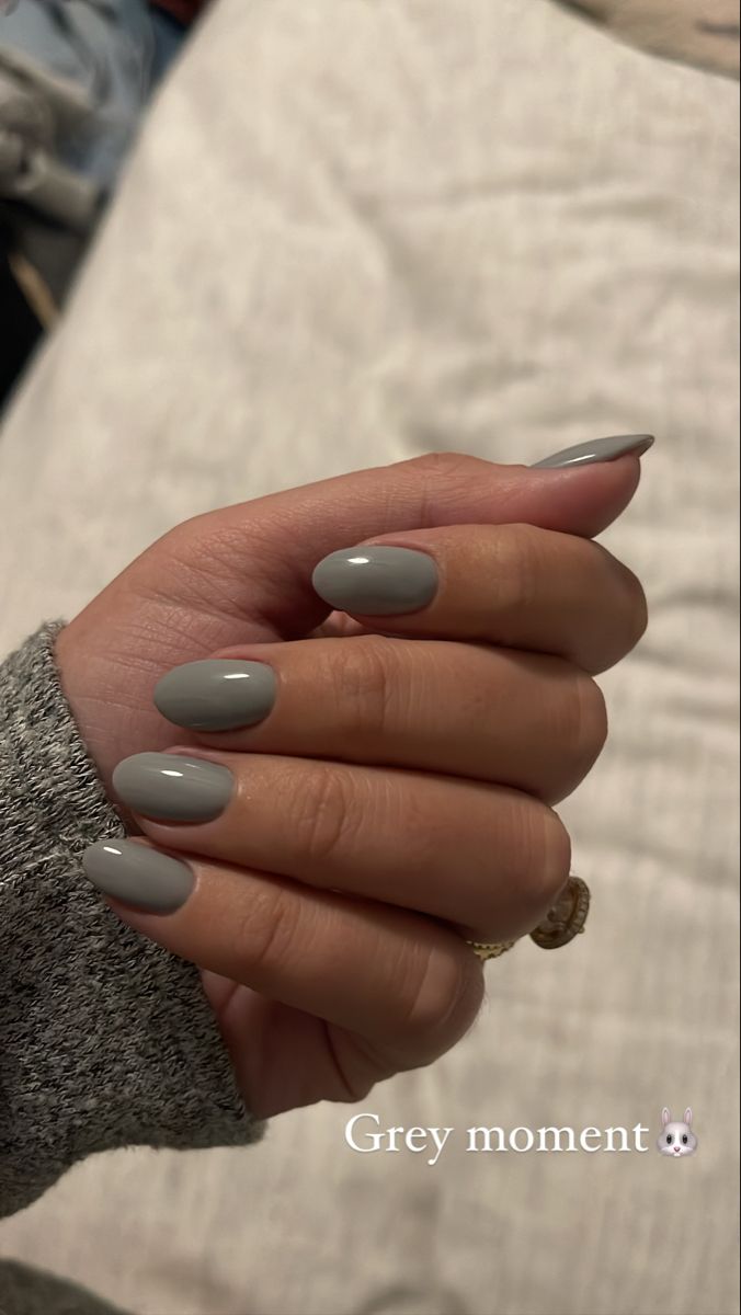 Grey almond shaped nails Autumn Grey Nails, Grey Nails For Dark Skin, Grey Nail Polish Ideas, Gray Nails Almond, Grey Oval Nails, Fall Nails 2023 Grey, Smokey Grey Nails, Oval Grey Nails, Grey Winter Nails Acrylic