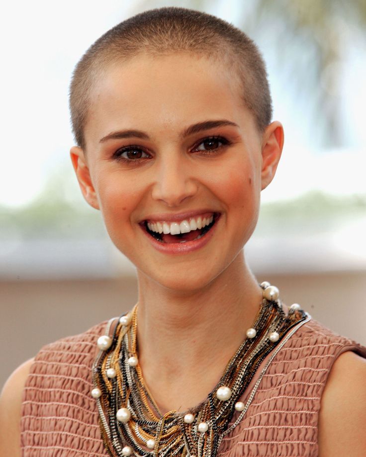 15 Famous Women Who Shaved Their Heads Natalie Portman Bald, Natalie Portman Shaved Head, Buzz Haircut, Shaved Head Women, Shave Her Head, Shave My Head, Bald Girl, Woman Shaving, Bald Hair