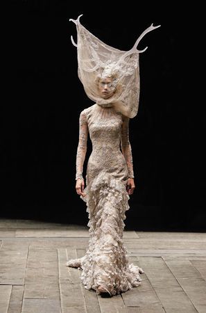 Alexander McQueen's Iconic Designs in Costume Institute Retrospective at Metropolitan Museum - Eloge de l'Art par Alain Truong Alexander Mcqueen Savage Beauty, Isabella Blow, Savage Beauty, Mcqueen Fashion, Have Inspiration, Moda Paris, Vogue Uk, Mode Inspiration, Fashion Face