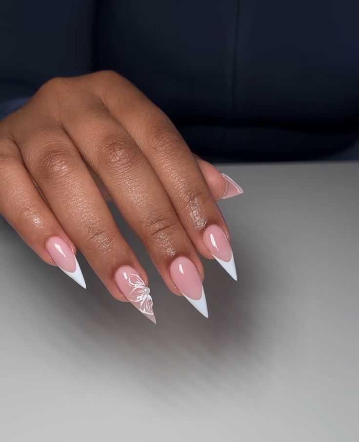 Minimalist Stilleto Nails, White French Tip Stilleto Nails, Powder White Nails With Design, Pink White Nails Design, Ombre Stiletto Nails Short, Short Stilleto Frenchies, Pointy Acrylic Nails Designs, Stilleto Nail Idea Short, French Tips On Black Women