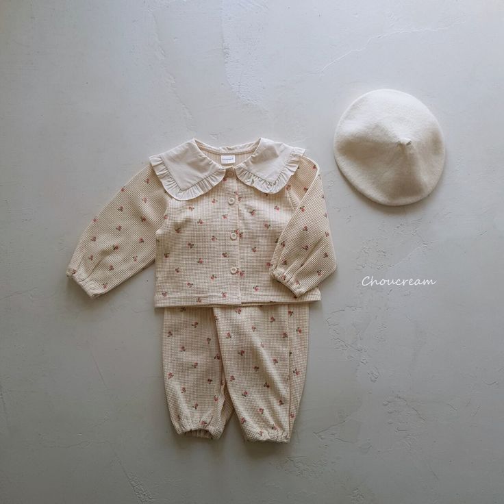 A soft and neutral set of 2 pieces with flowers for your baby girl to keep her warm and stylish in the winter. The set includes a long-sleeved top and a pair of long pants. The set comes in 2 sizes and was made in South Korea -- limited quantity for each item. Size S: 6m -12m Size M: 12m - 18m Spring Matching Set With Long Sleeve, Spring Long Sleeve Matching Set, Cute Long Sleeve Winter Sets, Sweet Cotton Long Sleeve Sets, Cute Long Sleeve Sets For Winter, Sweet Long Sleeve Cotton Sets, Winter Beige Cotton Set, Beige Long Sleeve Sets For Spring, Cute Fitted Beige Set