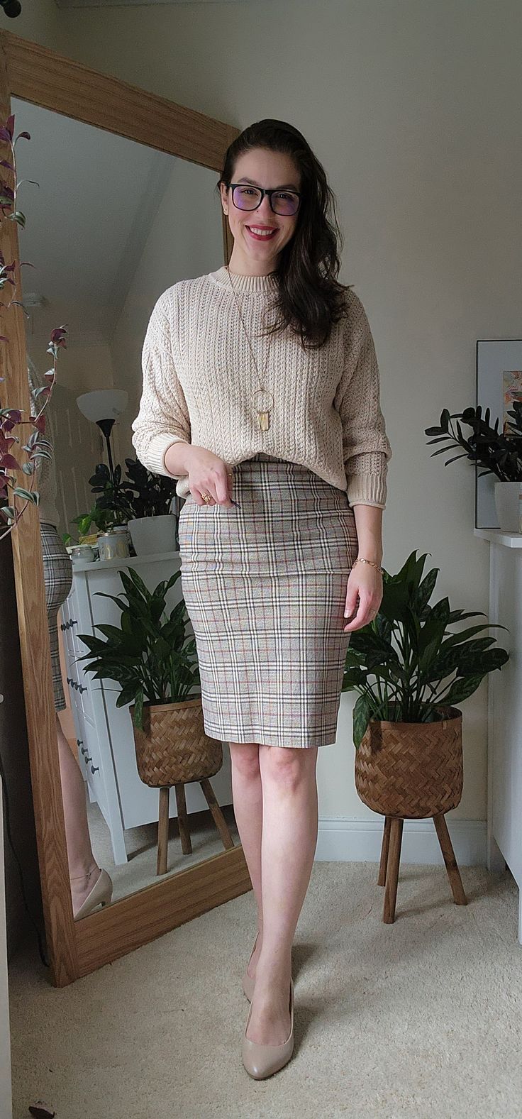 Knit sweater, plaid pencil skirt and pumps. Fall Knee Length Skirt Outfits, Knitted Pencil Skirt Outfit, Plaid Pencil Skirt Outfit, Knee Length Skirts Outfits, Pencil Skirt Outfits Casual, Libra Aesthetic, Pencil Skirt Outfit, Pencil Cut Skirt, Plaid Skirt Outfit