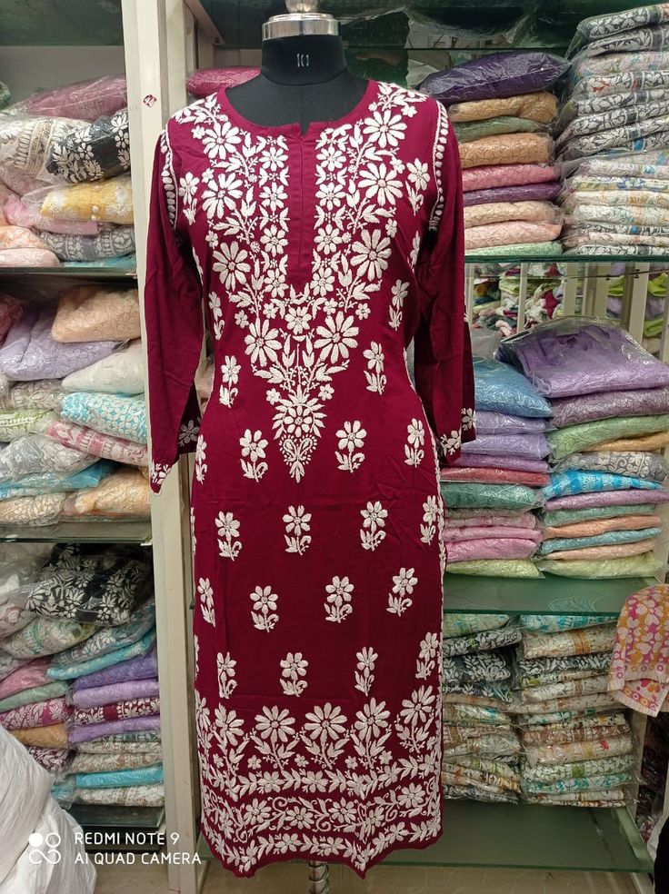 Dark color lucknowi kurti Hand Embroidery Kurti, Chudithar Design, Desi Casual, Simple Indian Suits, Lucknowi Kurti, Indian Suits For Women, Chicken Kari, Embroidery Kurti, Kurti Top